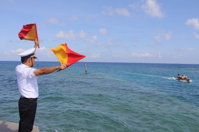 Marine Police Force gave gift to soldiers and people on Song Tu Tay Island